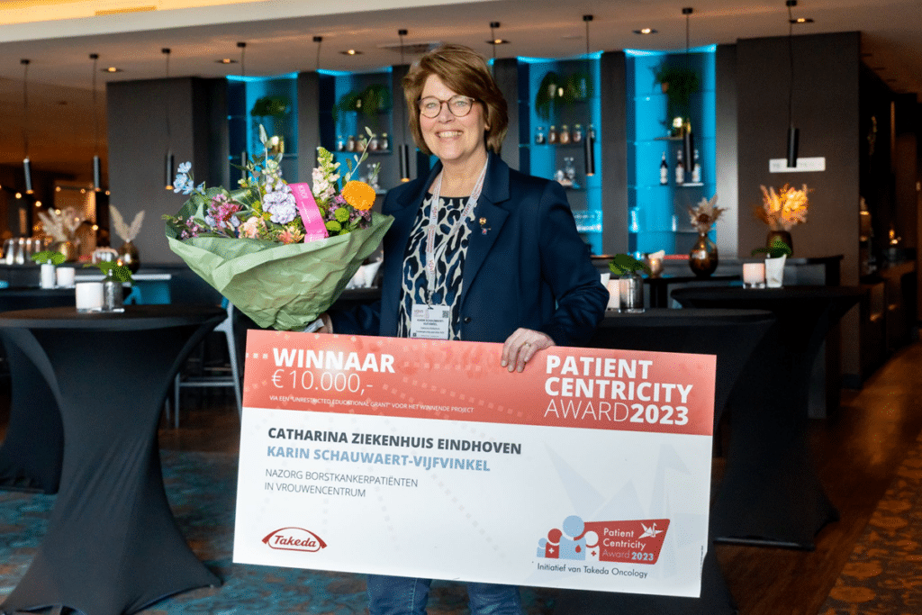 Karin Schauwaert-Vijfvinkel, verpleegkundig specialist oncologie, neemt de award in ontvangst.
